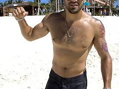 pictures of a shirtless Jesse Metcalfe flaunting his sexy body